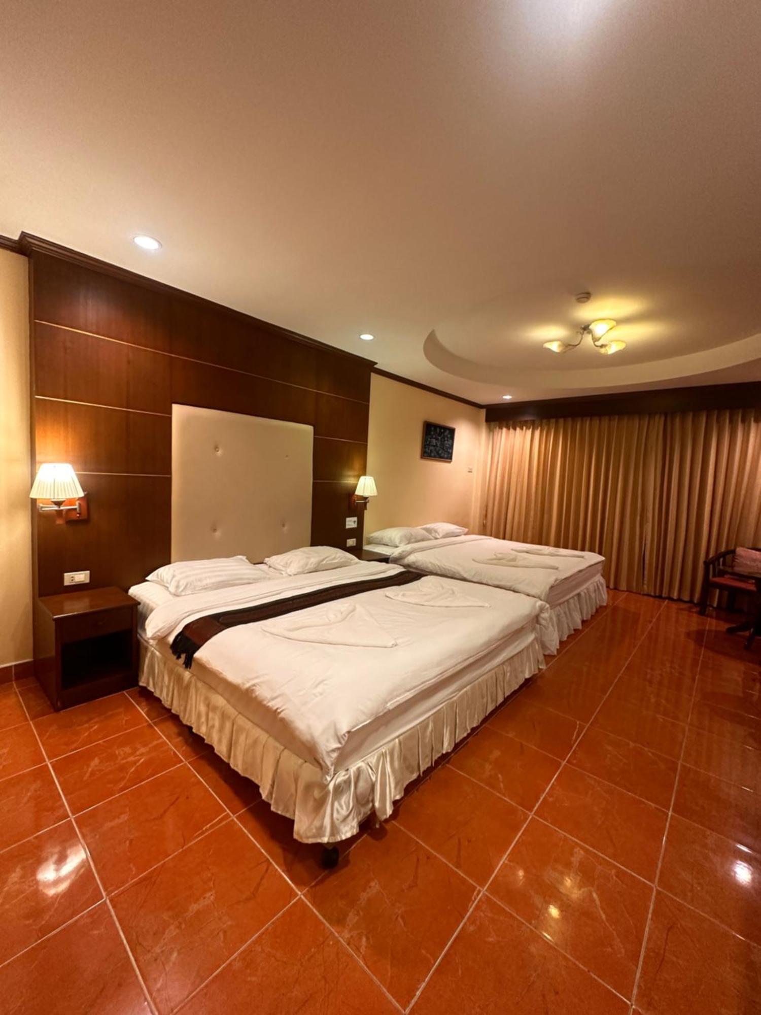 Centre Point Nanai Hotel Patong Exterior foto